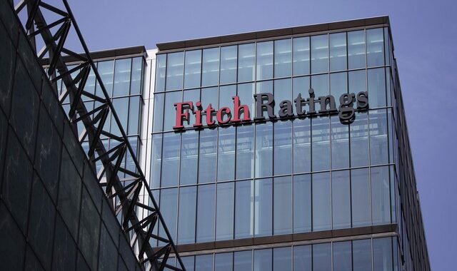 Fitch: Χαλάρωση των capital controls από τα τέλη του 2016