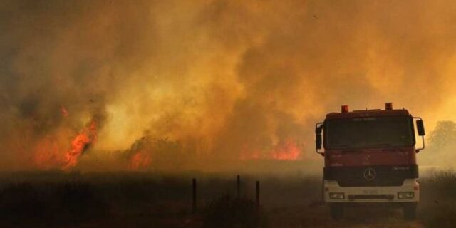Ολονύχτια μάχη με τις φλόγες σε Άνδρο και Σάμο