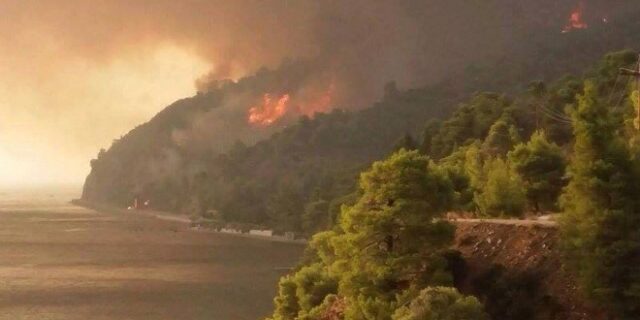 Εύβοια: Εντελώς ανεξέλεγκτη η πυρκαγιά για δεύτερο 24ωρο