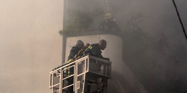 Σε 9 απεγκλωβισμούς προχώρησαν οι πυροσβέστες στον Πειραιά. Ανάμεσά τους και ένα βρέφος