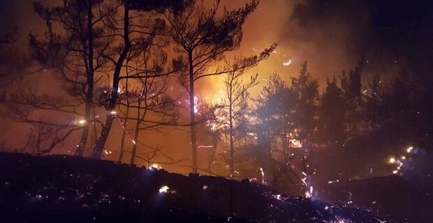 Μαίνεται ανεξέλεγκτη η φωτιά στο Σελάκανο Λασιθίου