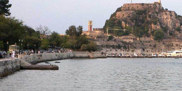 Αστυνομικοί έσωσαν από πνιγμό Ισπανίδα τουρίστρια στην Κέρκυρα