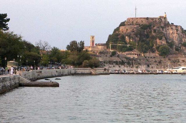 Αστυνομικοί έσωσαν από πνιγμό Ισπανίδα τουρίστρια στην Κέρκυρα