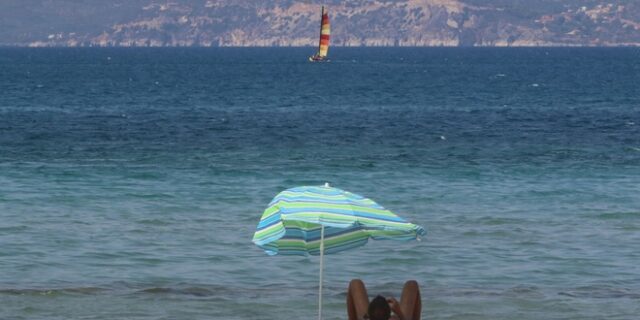 Αίθριος καιρός και κανονική για την εποχή θερμοκρασία