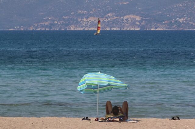 Αίθριος καιρός και κανονική για την εποχή θερμοκρασία