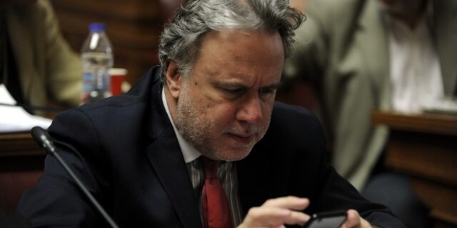 Κατρούγκαλος: “Καμία κατάργηση 13ου και 14ου μισθού”