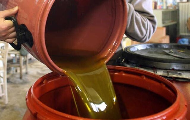 Επιχείρηση στην Θεσσαλονίκη πωλούσε τόνους από νοθευμένα ελαιόλαδα σε καταστήματα