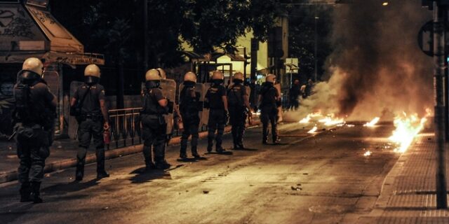 Εξάρχεια: Βροχή από πέτρες δέχτηκαν άντρες των ΜΑΤ από νεαρούς κουκουλοφόρους