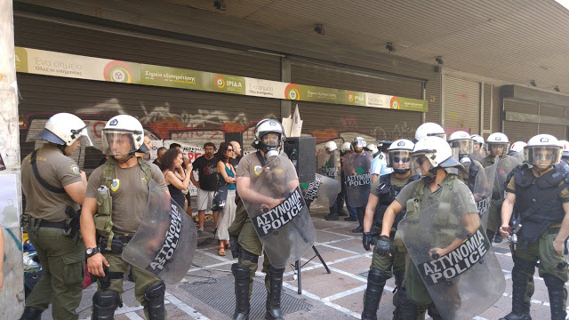 Ένταση μεταξύ εργαζομένων ΒΙΟΜΕ και ΜΑΤ έξω από το υπουργείο Εργασίας