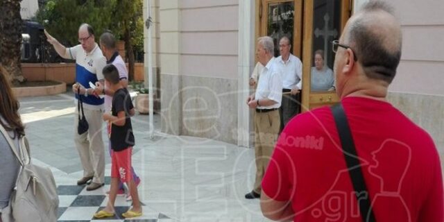 Καταδικαστέα η εισβολή στη Μητρόπολη Θεσσαλονίκης, δηλώνουν κυβερνητικές πηγές