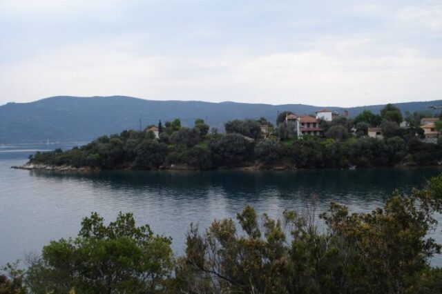 Πήλιο: Φωτιά με εκρήξεις σε σπίτι – 56χρονος εκτινάχθηκε 25 μέτρα μακριά!