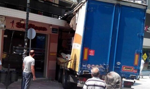 Νταλίκα τράκαρε με μπαλκόνι στον Τύρναβο!