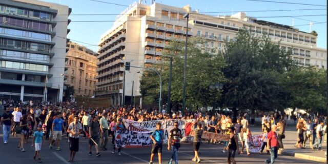 Πορείες αντιεξουσιαστών σε Αθήνα και Θεσσαλονίκη για τις αστυνομικές επιχειρήσεις στα υπό κατάληψη κτίρια