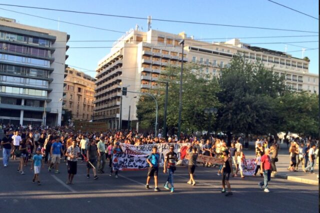 Πορείες αντιεξουσιαστών σε Αθήνα και Θεσσαλονίκη για τις αστυνομικές επιχειρήσεις στα υπό κατάληψη κτίρια
