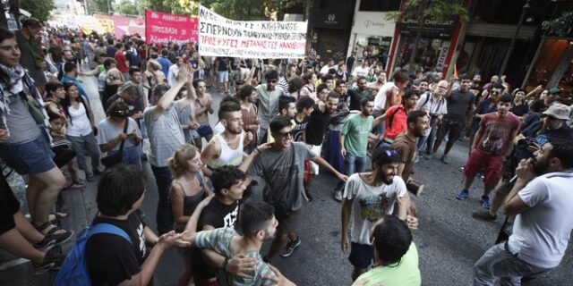 Πορεία διαμαρτυρίας, μετά μουσικής και χορού, για τους πρόσφυγες