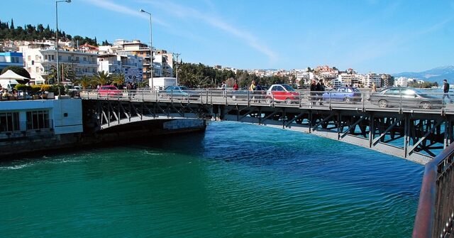 Χαλκίδα: Την έπιασε από τα μαλλιά και την πέταξε στη θάλασσα
