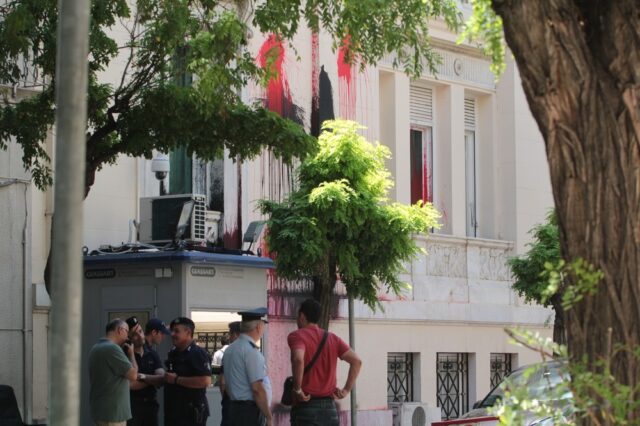 Επίθεση μελών του ‘Ρουβίκωνα’ στην πρεσβεία της Τουρκίας στην Αθήνα