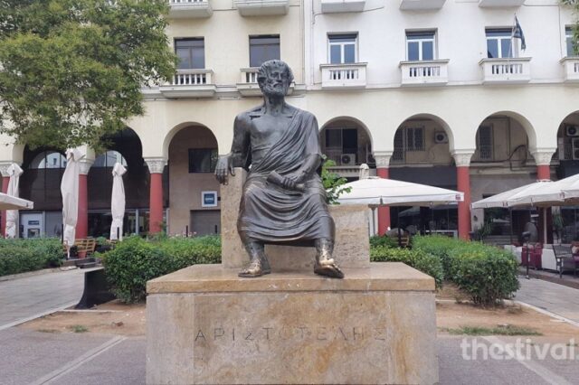 Βεβήλωσαν το άγαλμα του Αριστοτέλη: Έβαψαν κόκκινα τα νύχια του