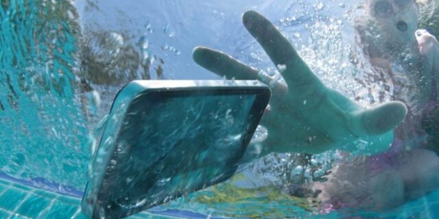 Τι πρέπει να κάνεις αν το κινητό σου πέσει μέσα στο νερό
