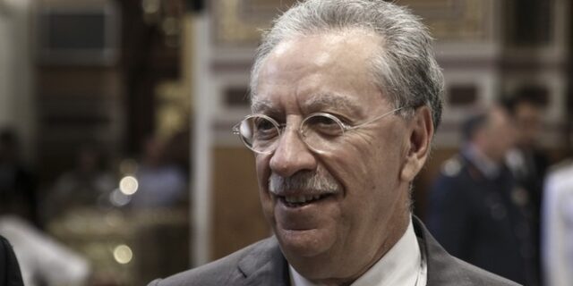 Ξαναχτίζει ο Μιχάλης Σάλλας