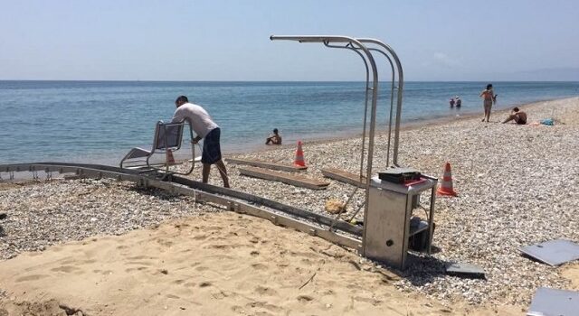 Ανεγκέφαλοι κατέστρεψαν το Seatrack στην Σκάλα της Κεφαλονιάς