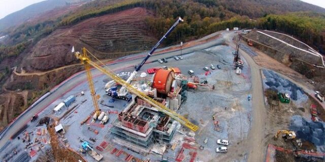 Βloomberg: Νομικά και γραφειοκρατικά εμπόδια στις μεγάλες επενδύσεις της Ελλάδας