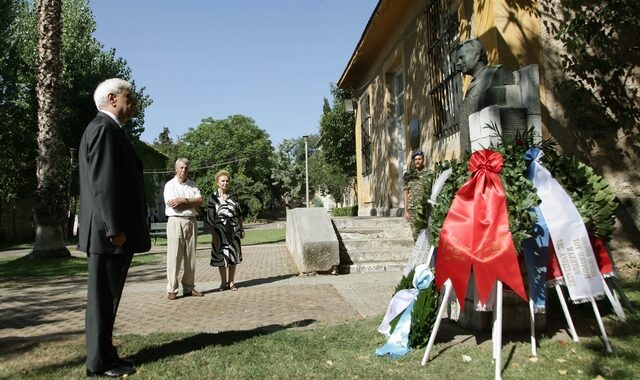 Στεφάνι στην προτομή του Σπύρου Μουστακλή κατέθεσε ο Προκόπης Παυλόπουλος