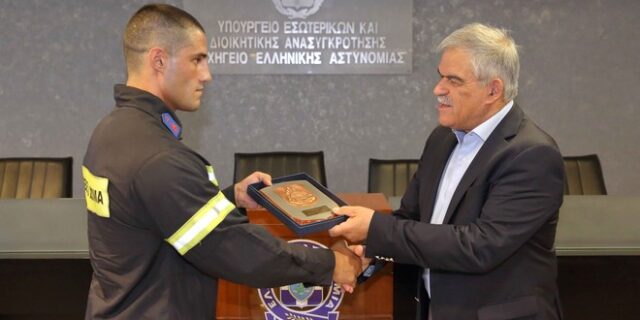 Βραβεύτηκαν οι πυροσβέστες που έσωσαν ενοίκους και βρέφος από την φλεγόμενη πολυκατοικία στον Πειραιά