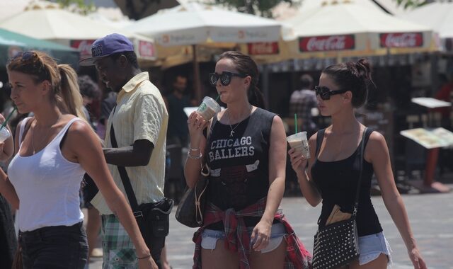 Καρτέλα πελάτη υποχρεούνται να βάλουν όλα τα τουριστικά καταλύματα