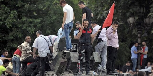Η καταλυτική η παρουσία του κόσμου στους δρόμους
