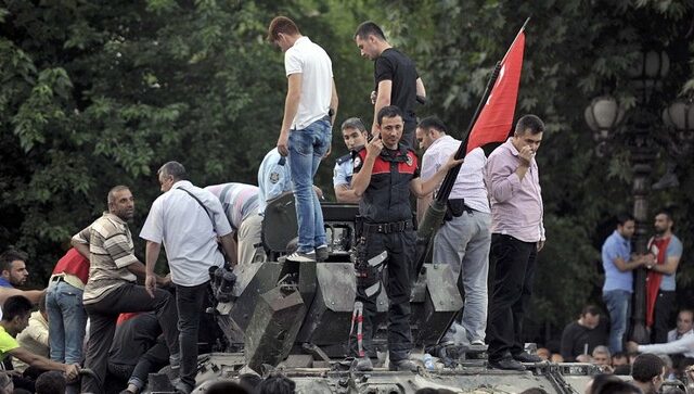 Η καταλυτική η παρουσία του κόσμου στους δρόμους