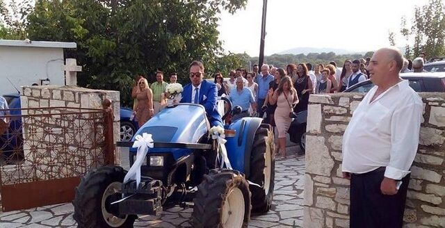 Ο γαμπρός πήγε στην εκκλησία πάνω σε τρακτέρ