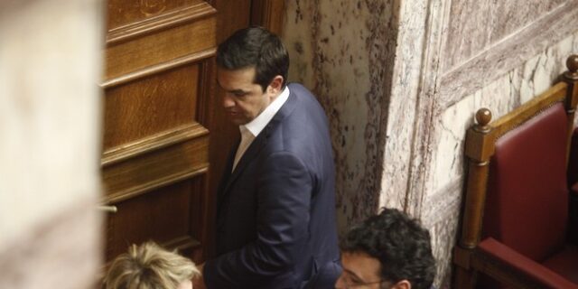Το βλέμμα της κυβέρνησης στραμμένο στο Σύνταγμα