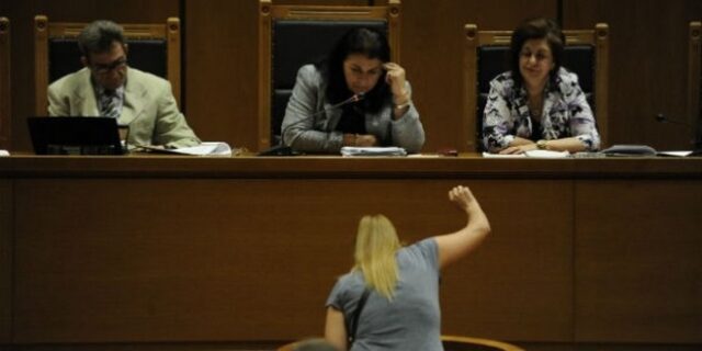 Δίκη Χρυσής Αυγής: Ειρωνείες από την αδελφή του Ρουπακιά και κατάρες από την οικογένεια Φύσσα
