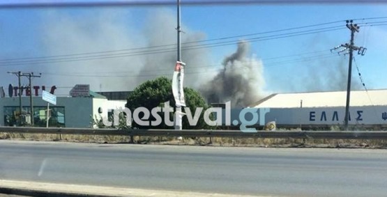 Σε εξέλιξη μεγάλη φωτιά σε ελαστικά στην Σίνδο