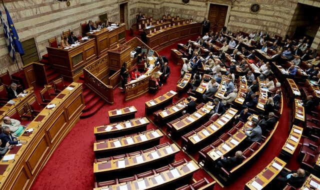 LIVE EIKONA: Μάχη για το σχέδιο Χ του Βαρουφάκη