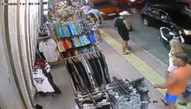 Βίντεο: Κάμερα ασφαλείας κατέγραψε τουρίστες – ληστές εν δράσει