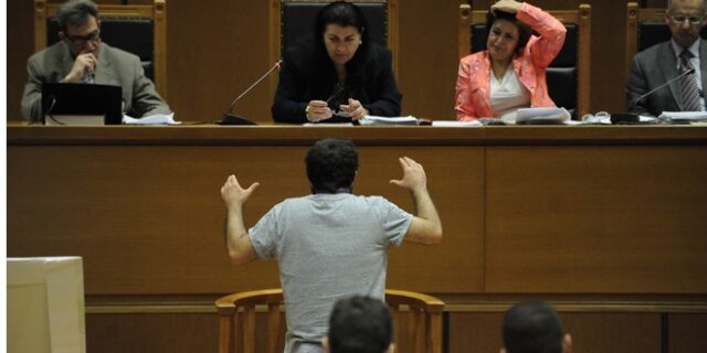 Δίκη Χρυσής Αυγής: ‘Δεν είδα να κάνουν κάτι οι αστυνομικοί’