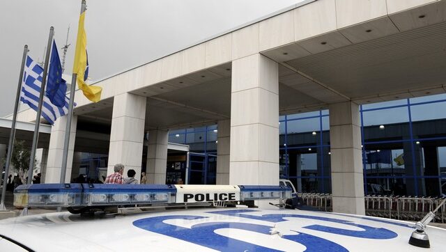 Εισβολή μελών του Ρουβίκωνα στο γκισέ της ΕL Al στο Βενιζέλος