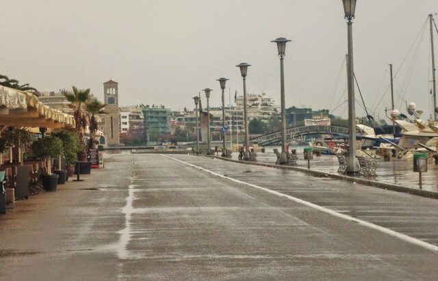 Πλημμύρισε τη νύχτα ο Βόλος από πρωτοφανούς έντασης μπουρίνι