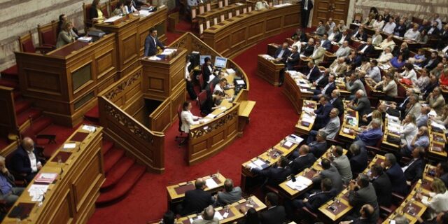‘Τρέχα τρέχα οδηγέ, για να τους περάσουμε…’ Το Μαξίμου ειρωνεύεται τη ΝΔ, με αναφορές στον Αρκά