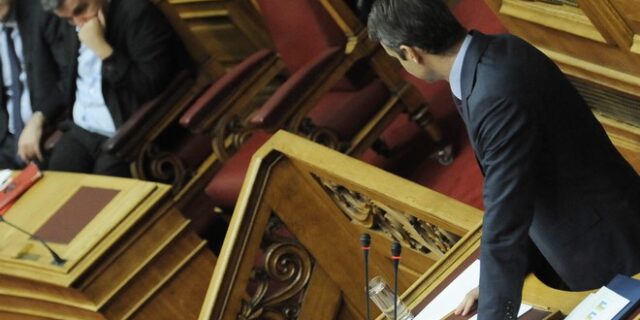 Χαμός στη Βουλή με Τσακαλώτο – Δένδια: Τα ‘δύσκολα παιδικά χρόνια Μητσοτάκη’ και ο ‘αβάπτιστος κρατούμενος’