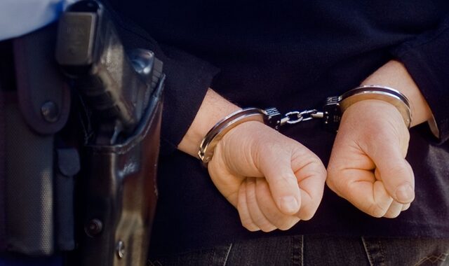 Αγριεύουν τα πράγματα: Μπήκαν οι πρώτες χειροπέδες για φοροδιαφυγή