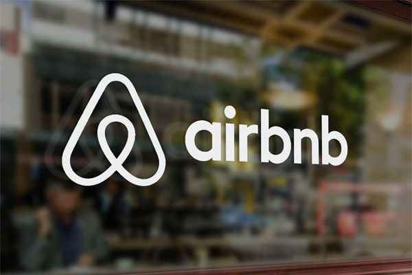 Δεν δίνει ονόματα ιδιοκτητών η Airbnb