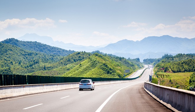 Γιατί θα έπρεπε να κόβουν ‘κλήση’ σε όσους οδηγούν αργά στην αριστερή λωρίδα
