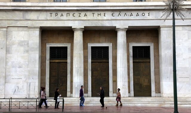 Υποχώρησαν οριακά οι τραπεζικές καταθέσεις τον Ιούλιο