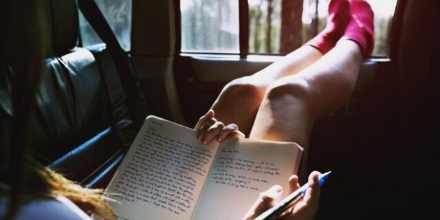 Ζαλίζεσαι όταν διαβάζεις στο αυτοκίνητο; Ώρα να μάθεις γιατί