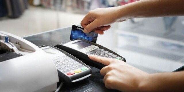 Έκλεβε στοιχεία καρτών πολιτών και τα πωλούσε στο εξωτερικό για αγορά αεροπορικών εισιτηρίων