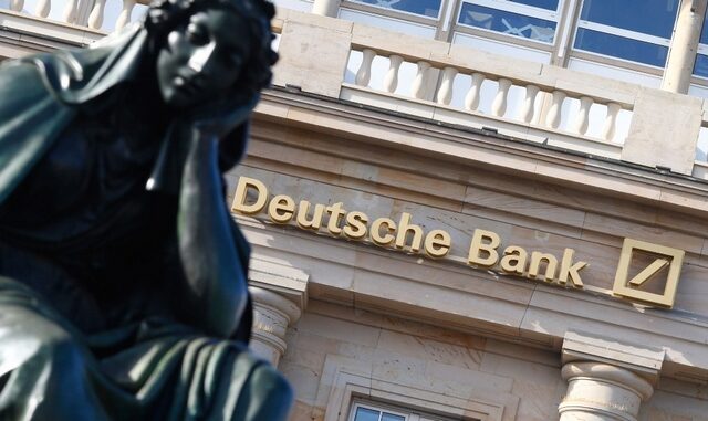 Deutsche Bank: Απολύσεις και λουκέτο σε καταστήματα θέλει η κυβέρνηση