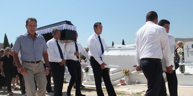 Αίγινα: Θρήνος στην κηδεία του 44χρονου και της 5χρονης
